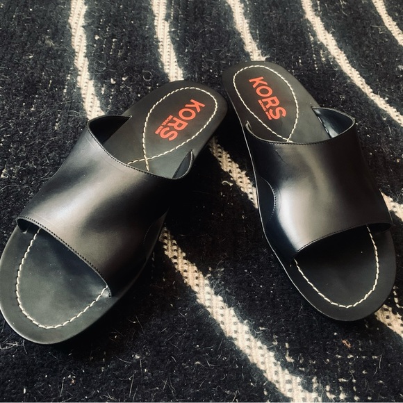 MICHAEL KORS | BLACK LEATHER SLIDES | SZ 9.5M | NEW | MADE IN ITALY - Picture 3 of 7